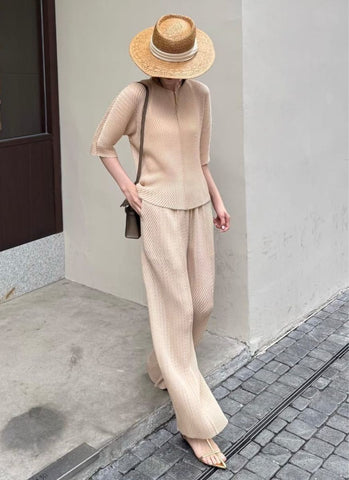 Wide-leg Pleated Pants