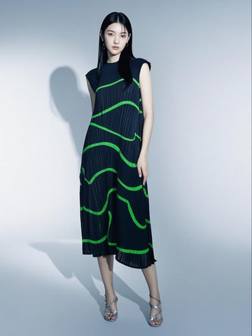 7250037 Wave Line Pleated Midi Dress